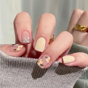 Short Floral Pale Yellow Press On Nails 💅🏼 💛✨🌸